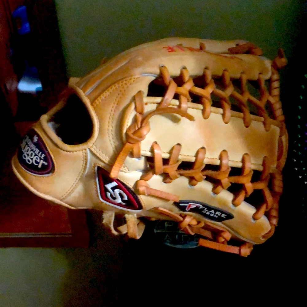 Leftie Louisville Slugger baseball glove. Like new. Used once.